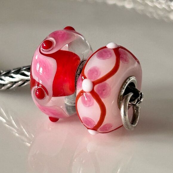 TROLLBEADS Lot Of 2 Pink & Red Uniques LAA 925S NEW! Flowers & Buds - Picture 1 of 4